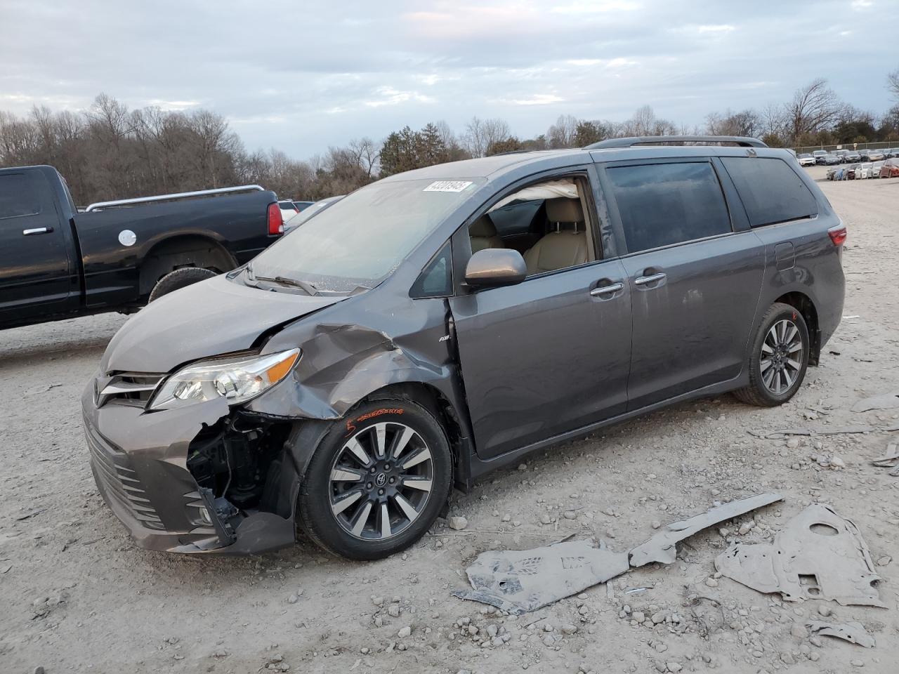 TOYOTA SIENNA XLE 2020