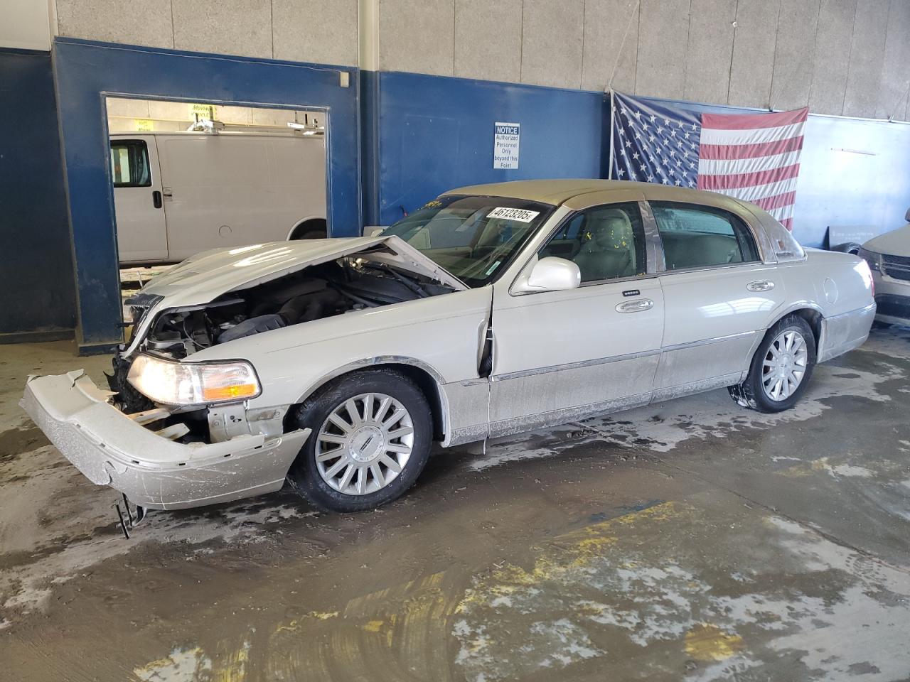 LINCOLN TOWN CAR U 2004