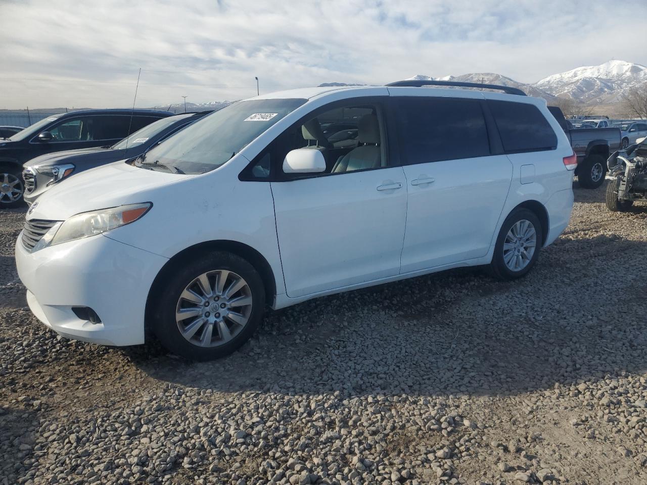 TOYOTA SIENNA LE 2014