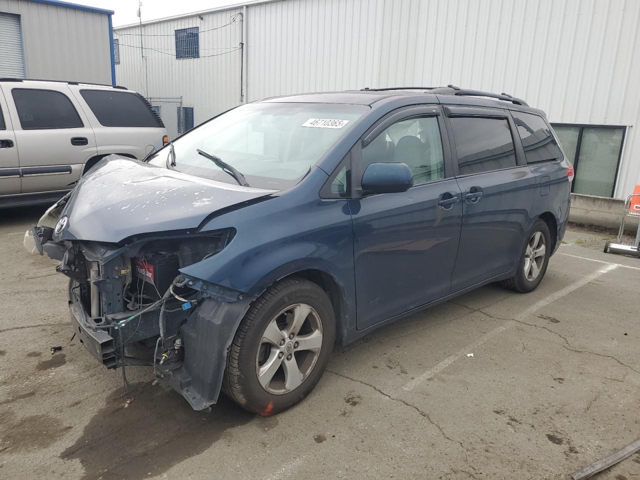 TOYOTA SIENNA LE 2011