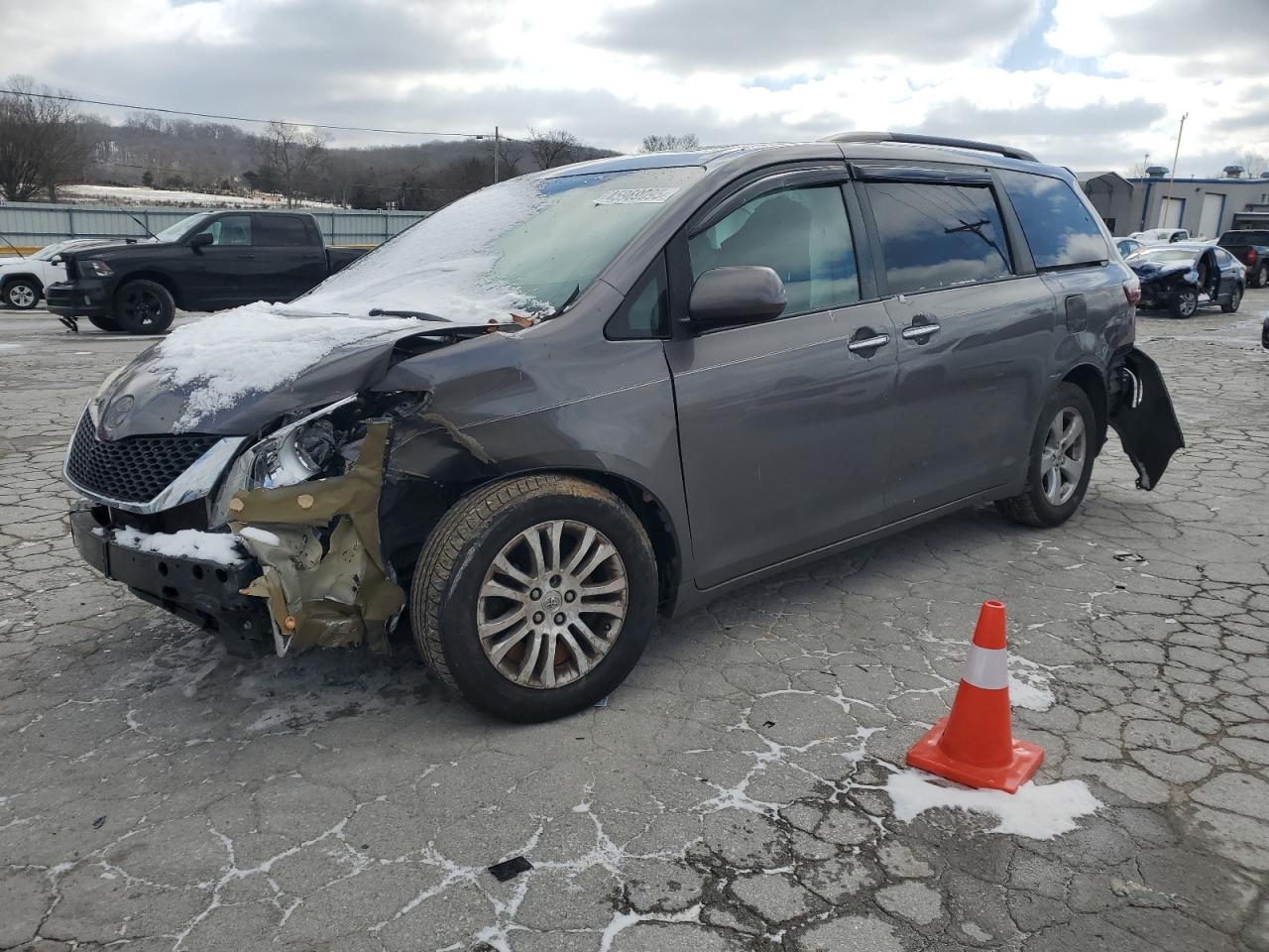 TOYOTA SIENNA XLE 2015
