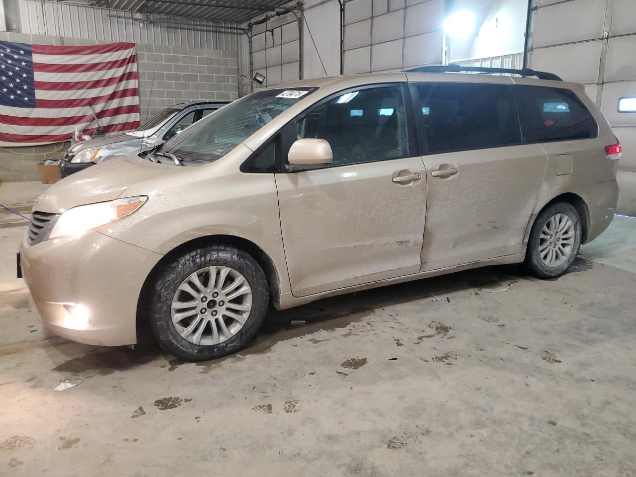 TOYOTA SIENNA XLE 2012