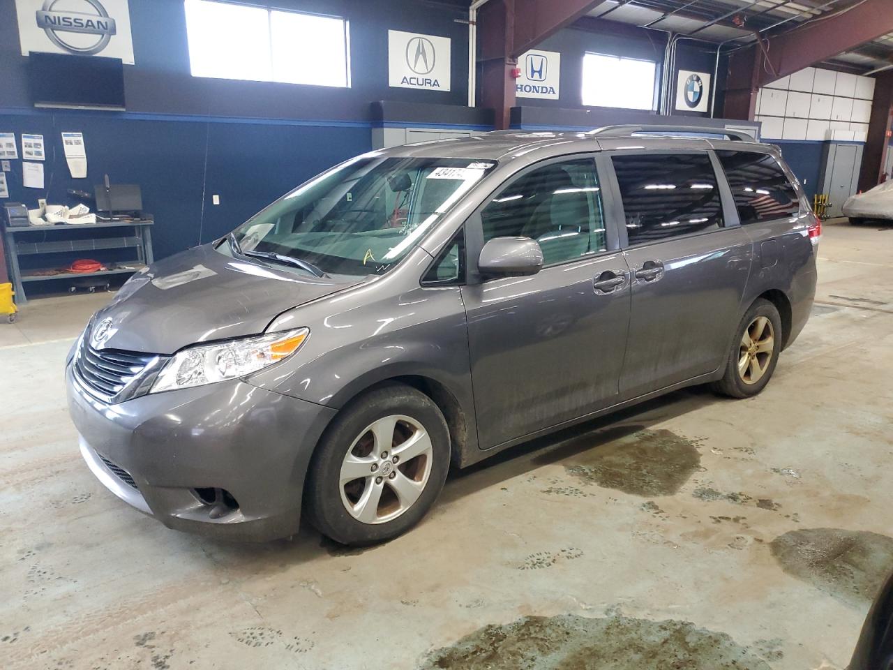 TOYOTA SIENNA LE 2012