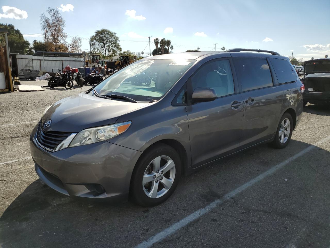 TOYOTA SIENNA LE 2011