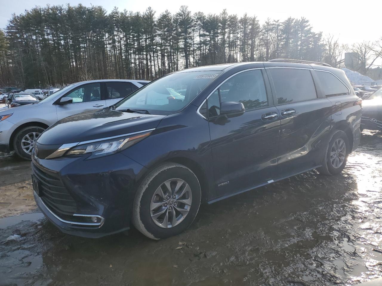 TOYOTA SIENNA XLE 2021
