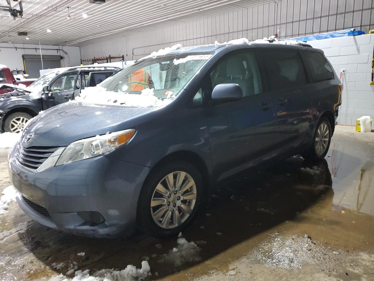 TOYOTA SIENNA LE 2017