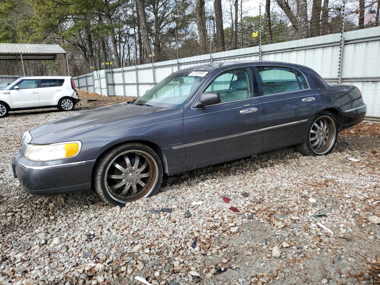 LINCOLN TOWN CAR S 2001