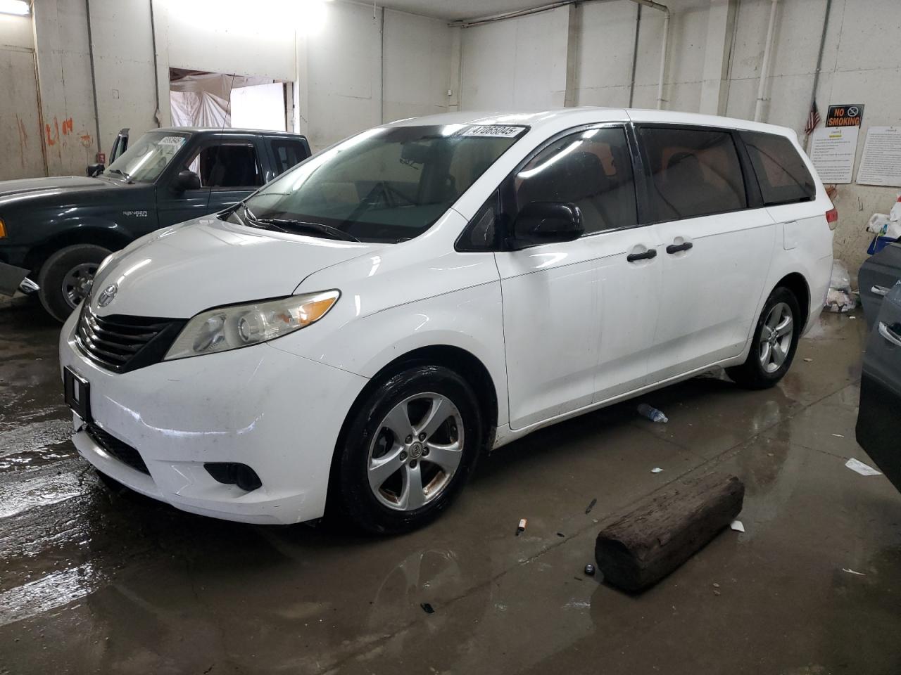 TOYOTA SIENNA 2011