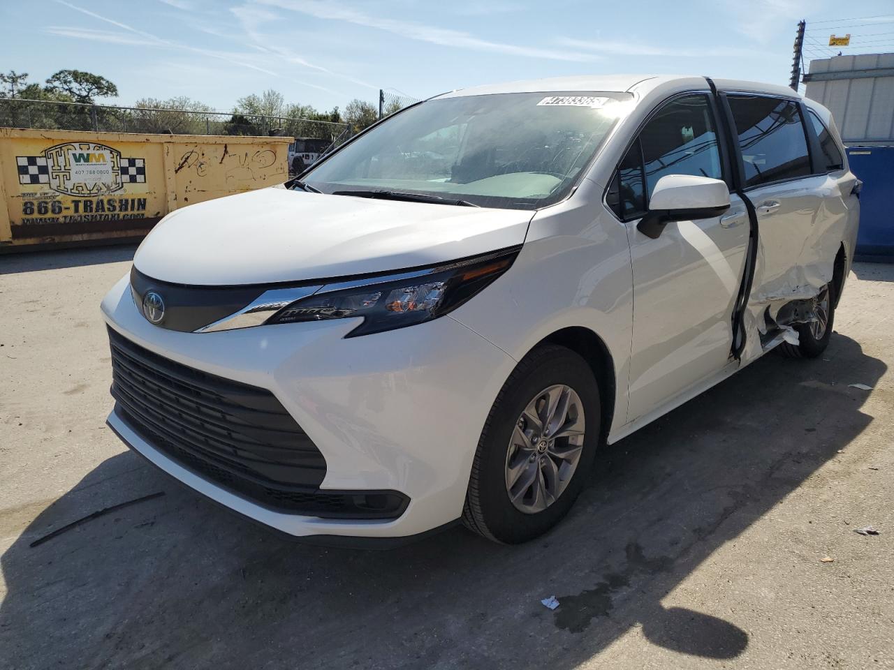 TOYOTA SIENNA LE 2025