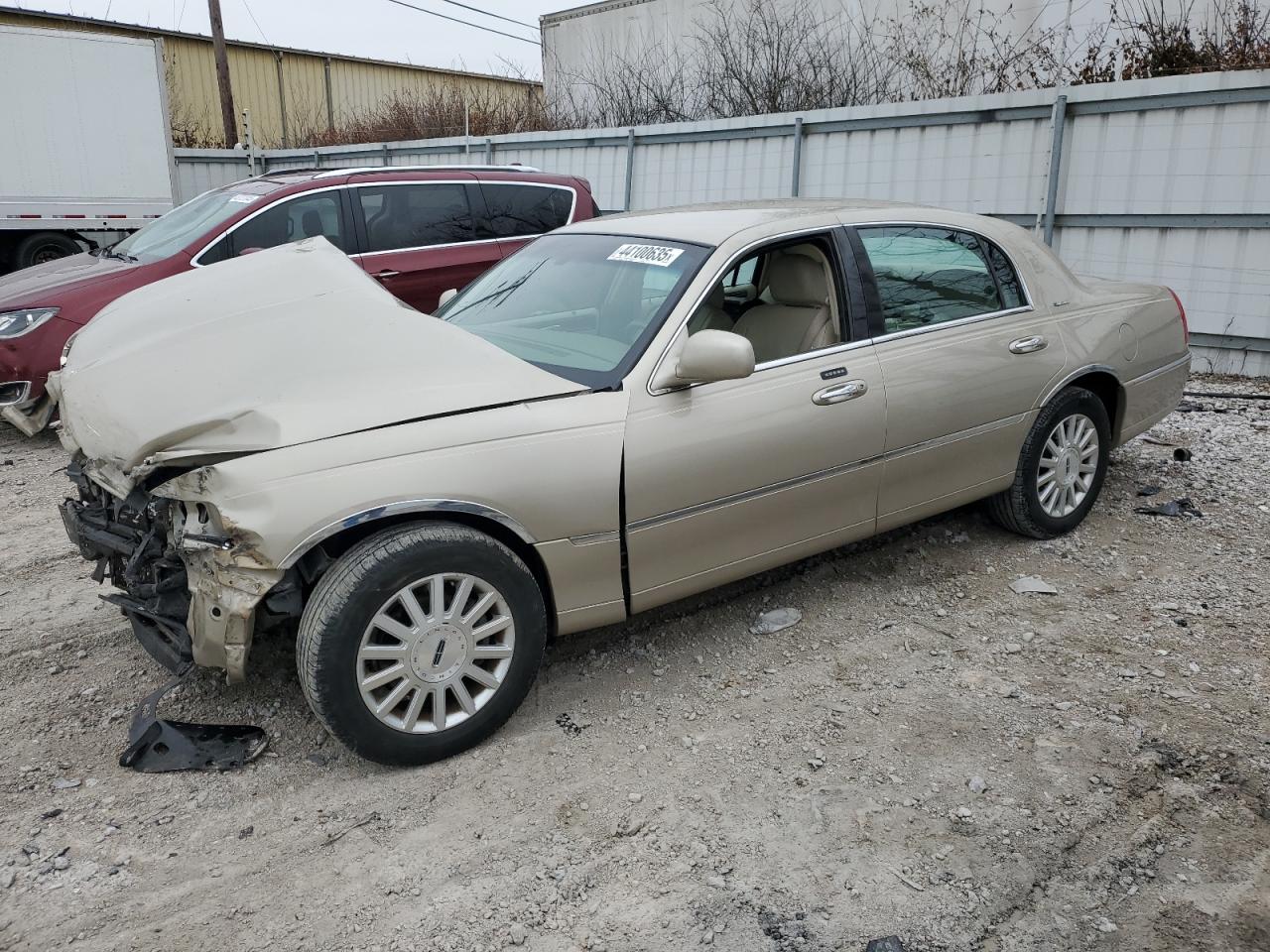 LINCOLN TOWN CAR E 2004