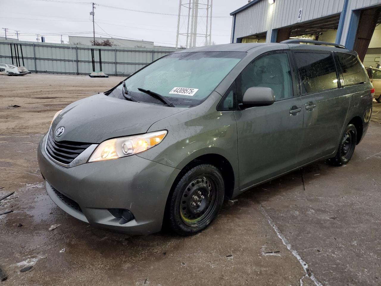 TOYOTA SIENNA LE 2011