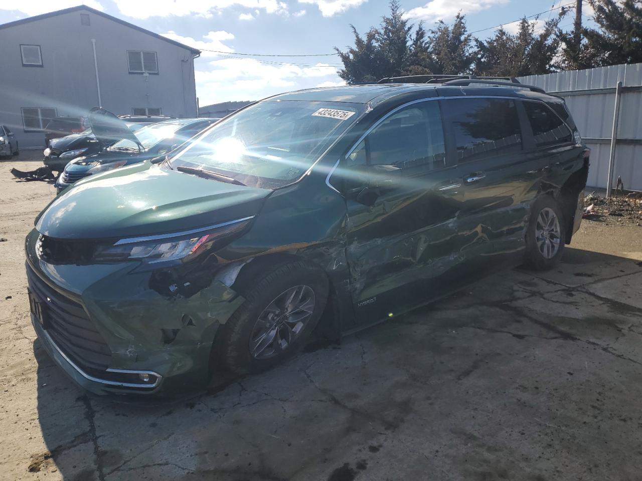 TOYOTA SIENNA XLE 2021
