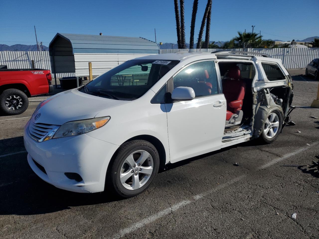 TOYOTA SIENNA LE 2015