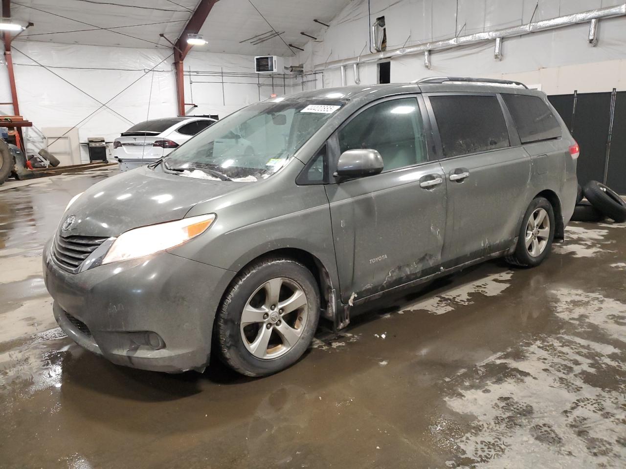 TOYOTA SIENNA LE 2013