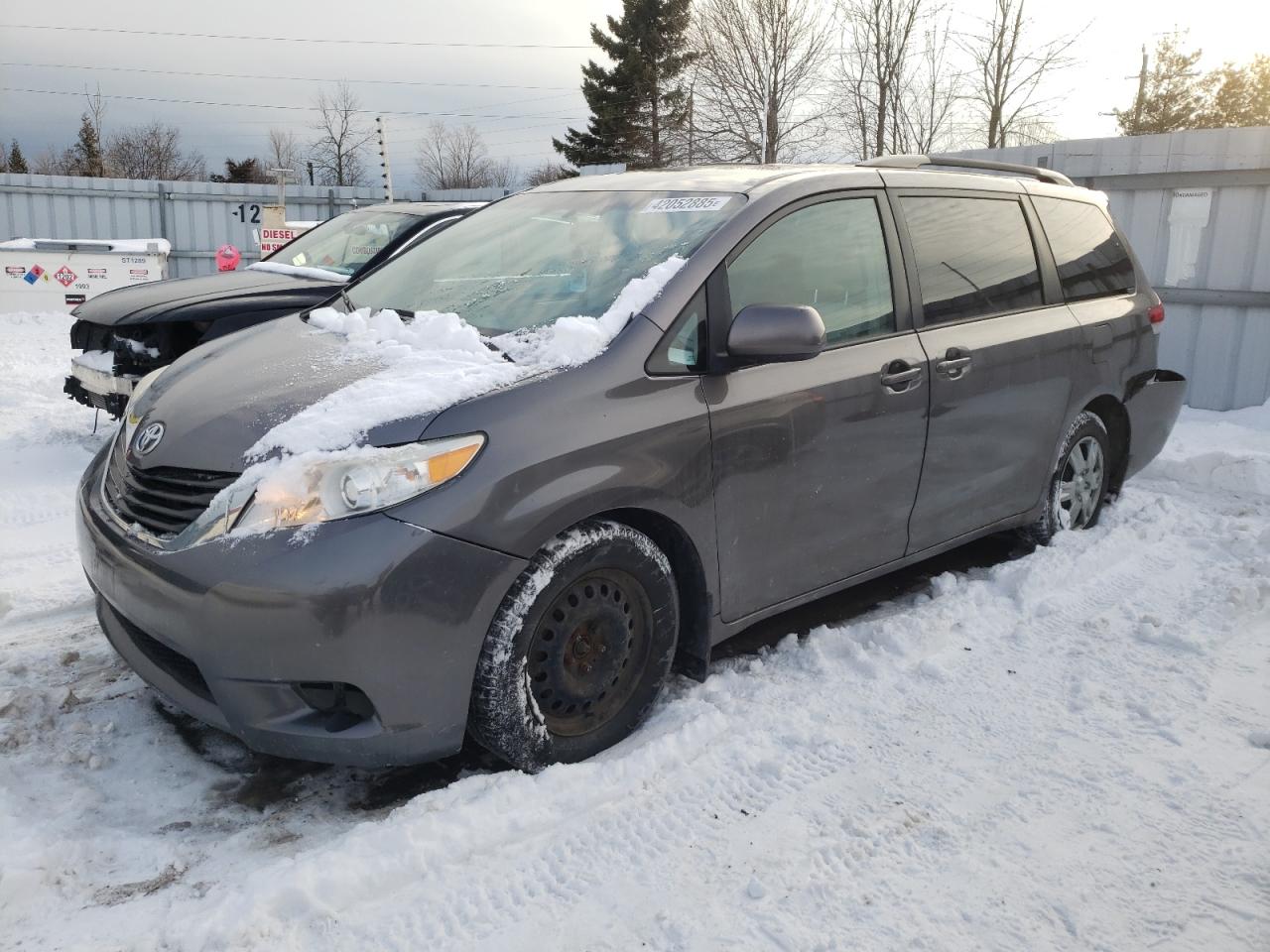 TOYOTA SIENNA LE 2013