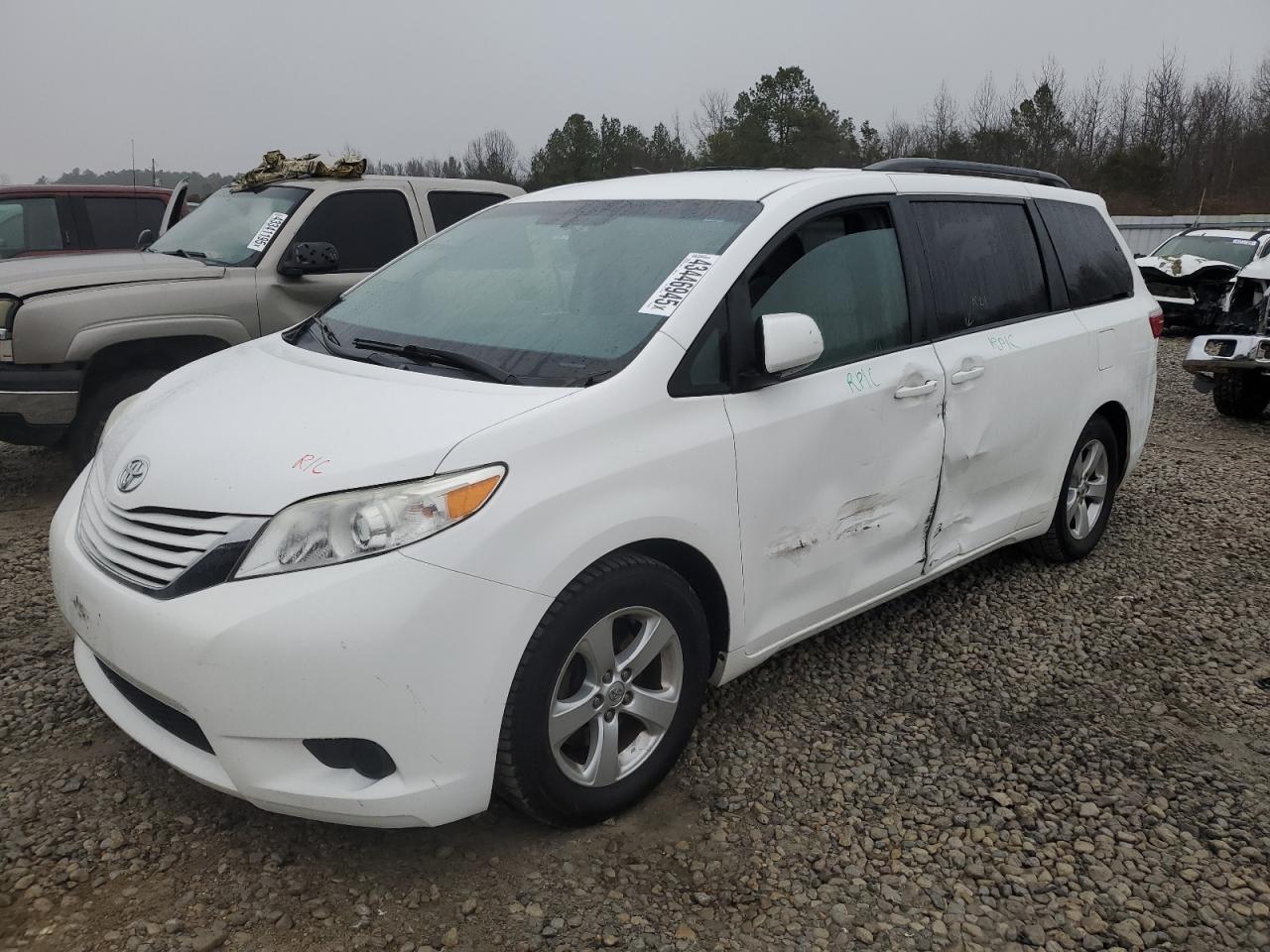 TOYOTA SIENNA LE 2015