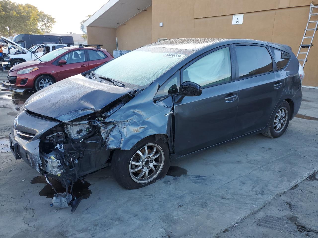 TOYOTA PRIUS V 2014
