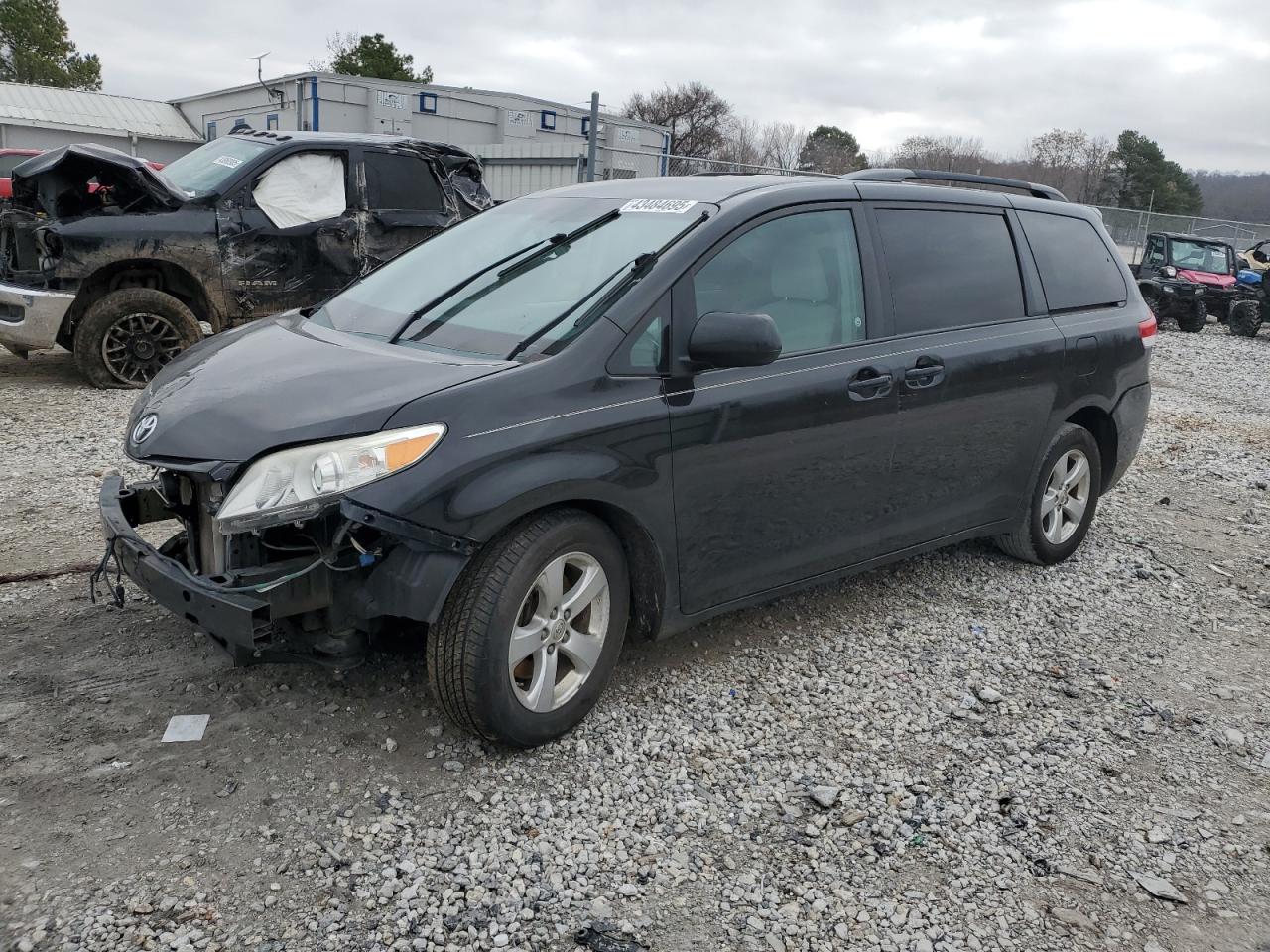 TOYOTA SIENNA LE 2014