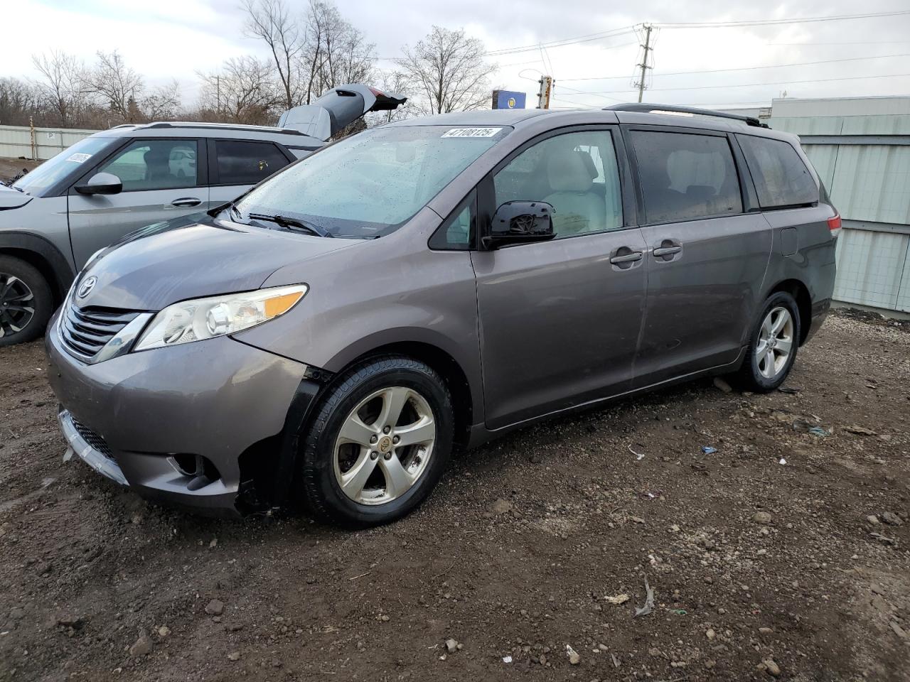 TOYOTA SIENNA LE 2011