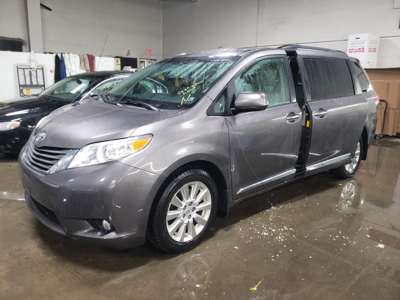TOYOTA SIENNA XLE 2014