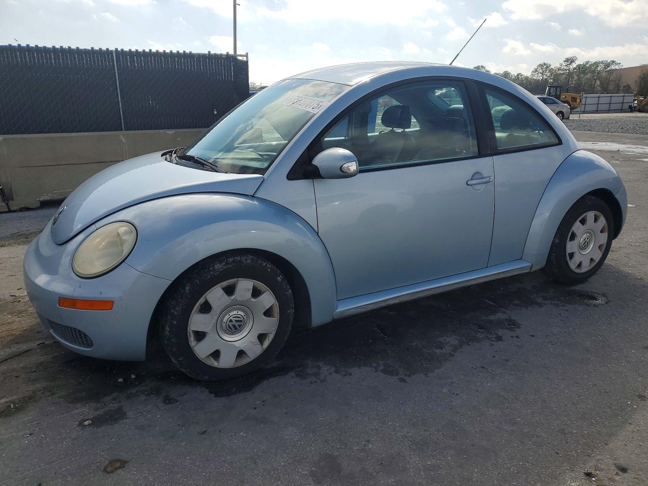 VOLKSWAGEN NEW BEETLE 2010