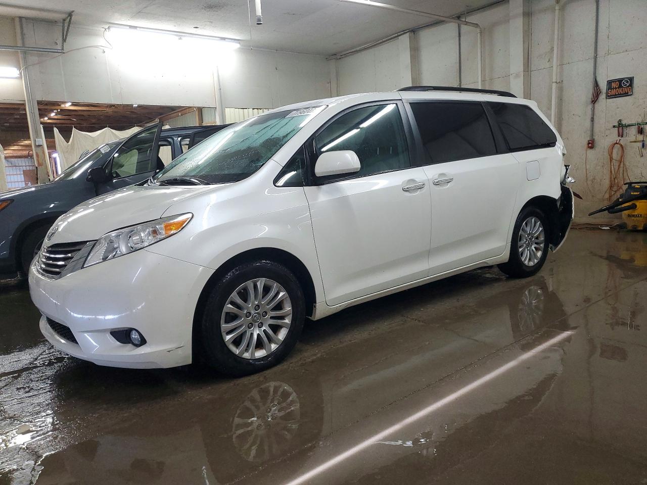TOYOTA SIENNA 2017