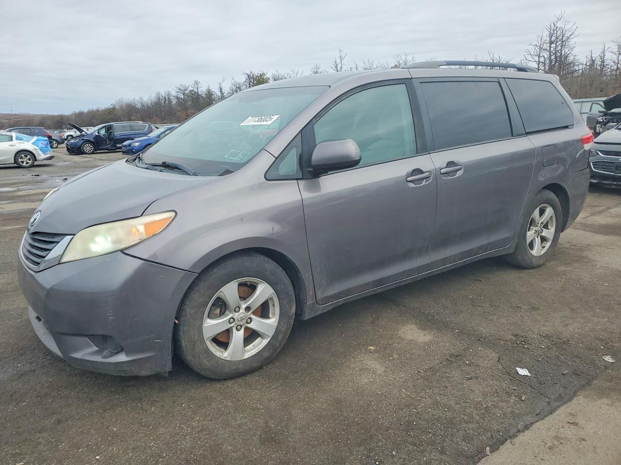 TOYOTA SIENNA 2011