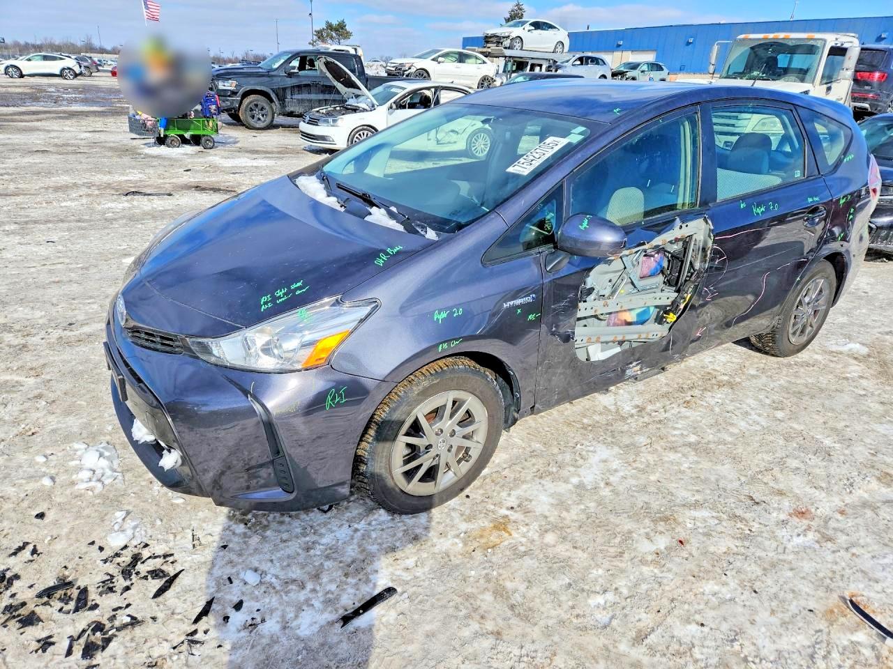 TOYOTA PRIUS V 2017