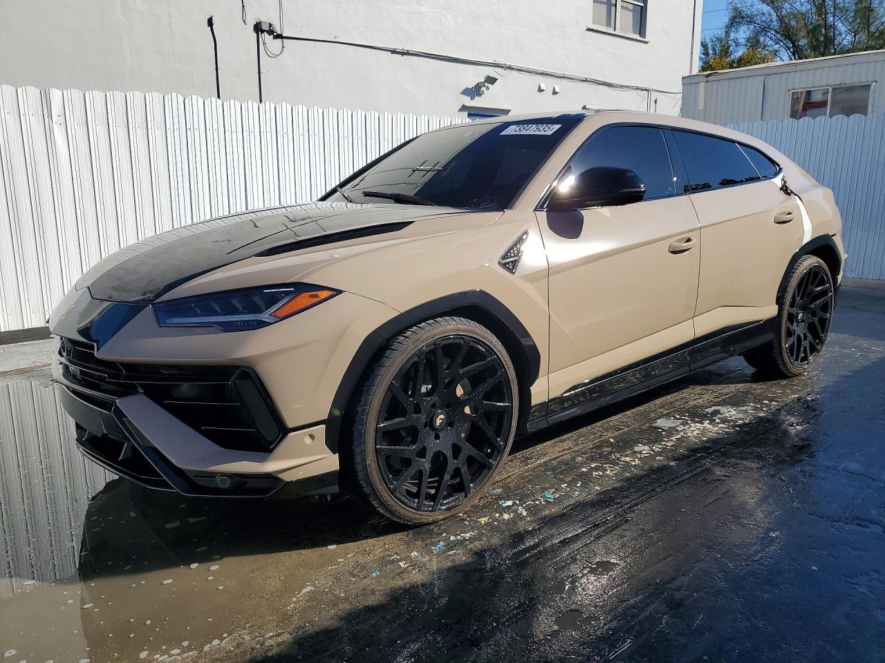 LAMBORGHINI URUS 2024