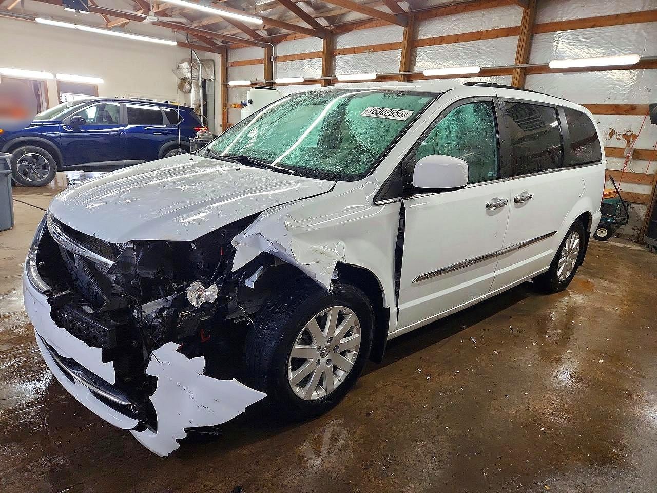 CHRYSLER TOWN & COUNTRY 2016