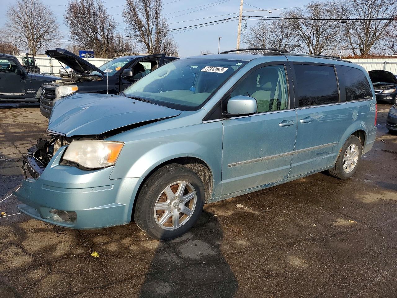 CHRYSLER TOWN & COUNTRY 2010