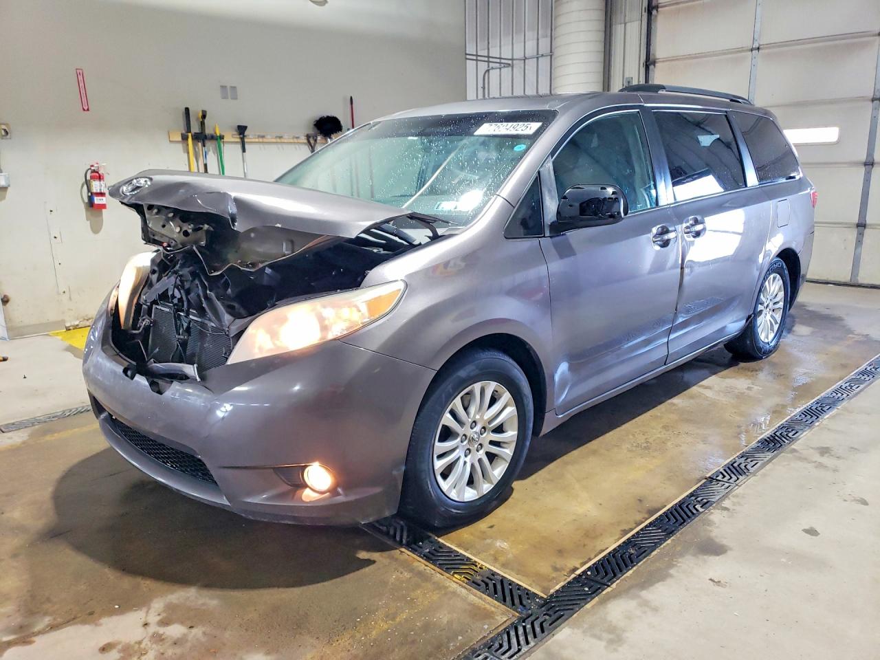 TOYOTA SIENNA 2015
