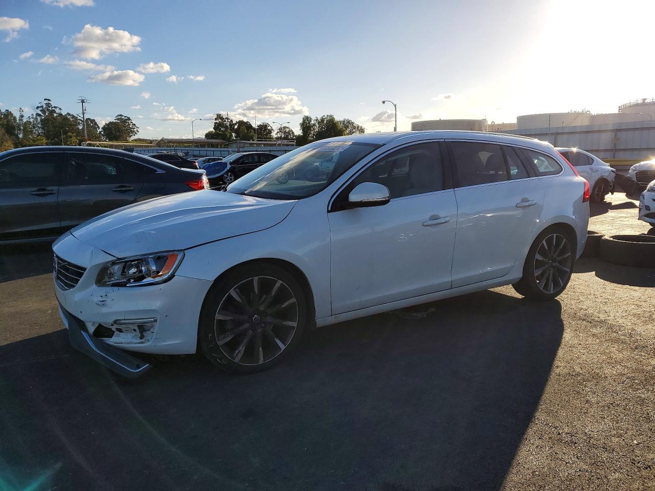 VOLVO V60 2015