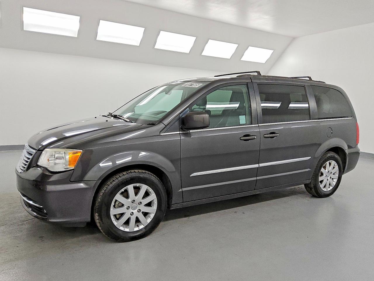 CHRYSLER TOWN & COUNTRY 2016