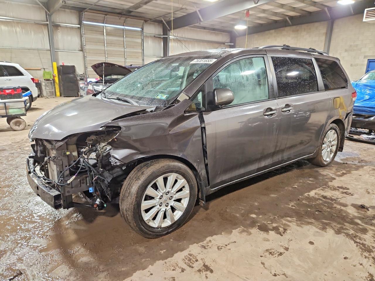 TOYOTA SIENNA 2012