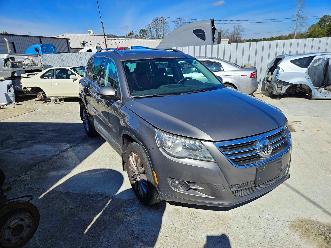 VOLKSWAGEN TIGUAN 2011
