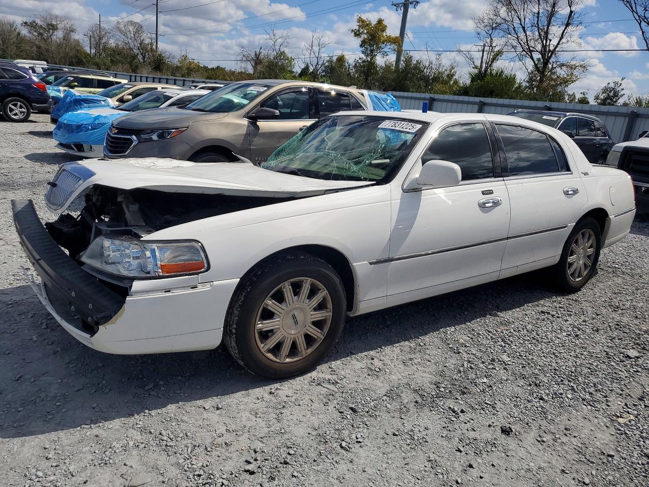 LINCOLN TOWN CAR 2010