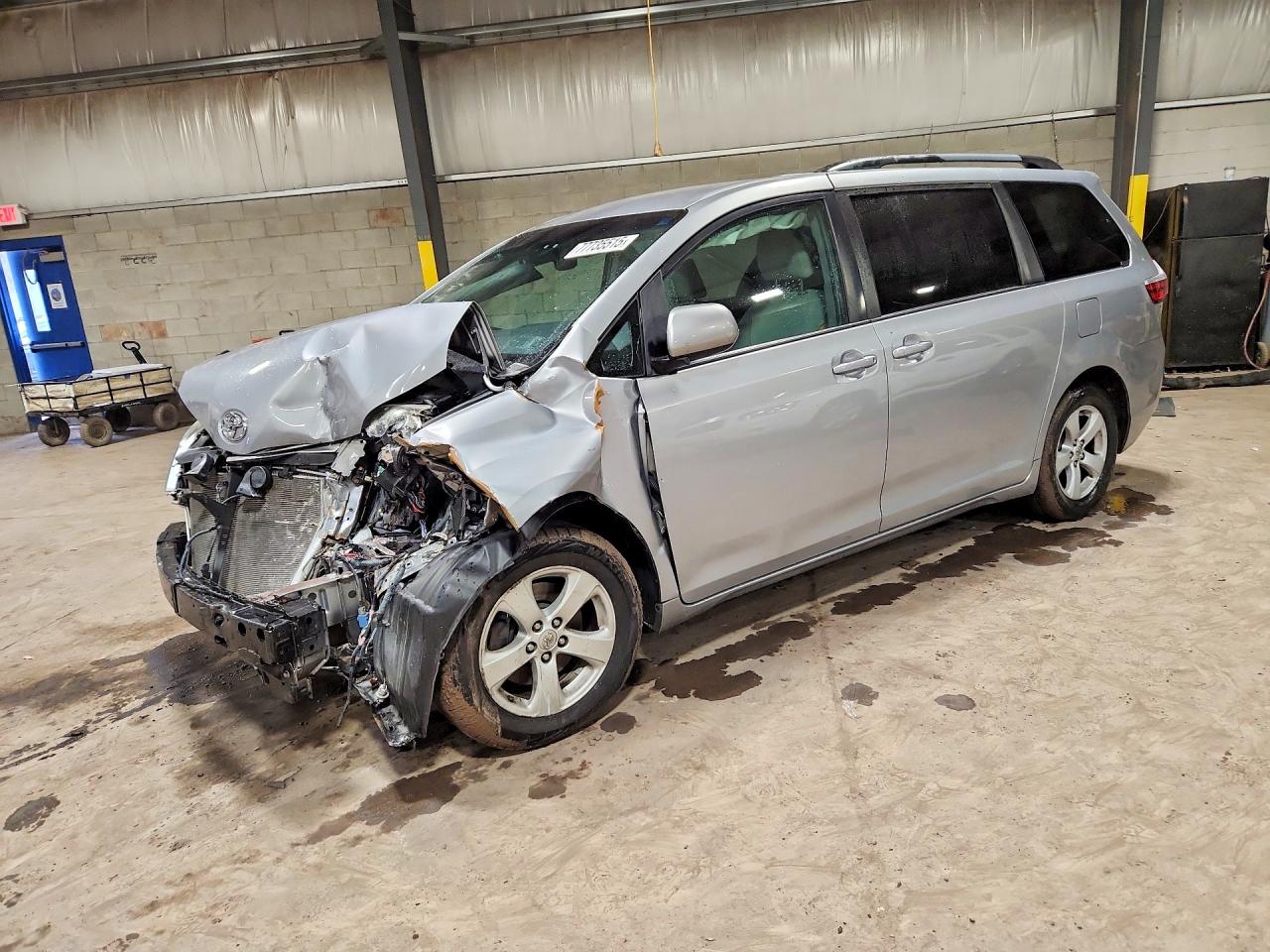 TOYOTA SIENNA 2015