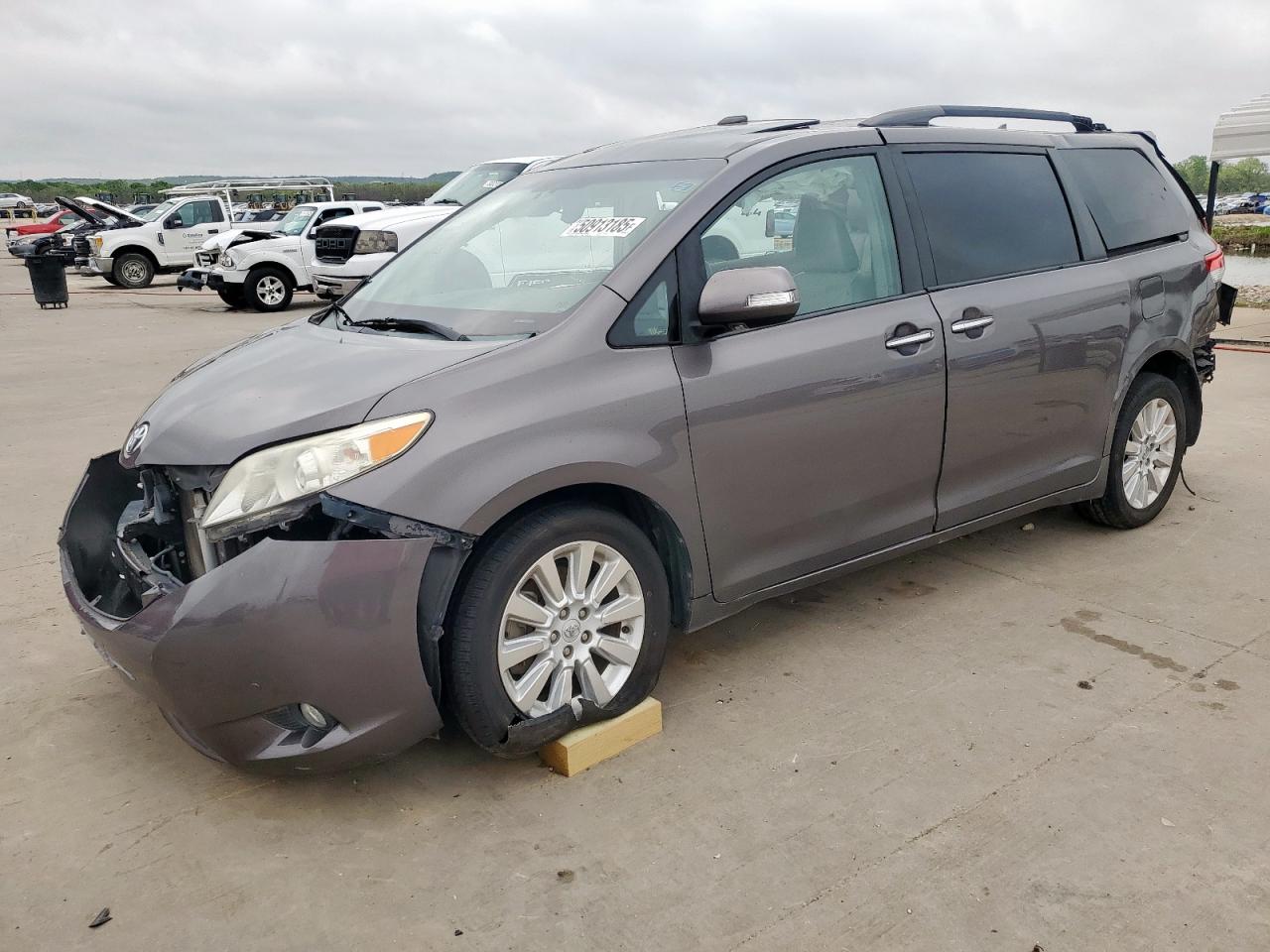 TOYOTA SIENNA XLE 2013