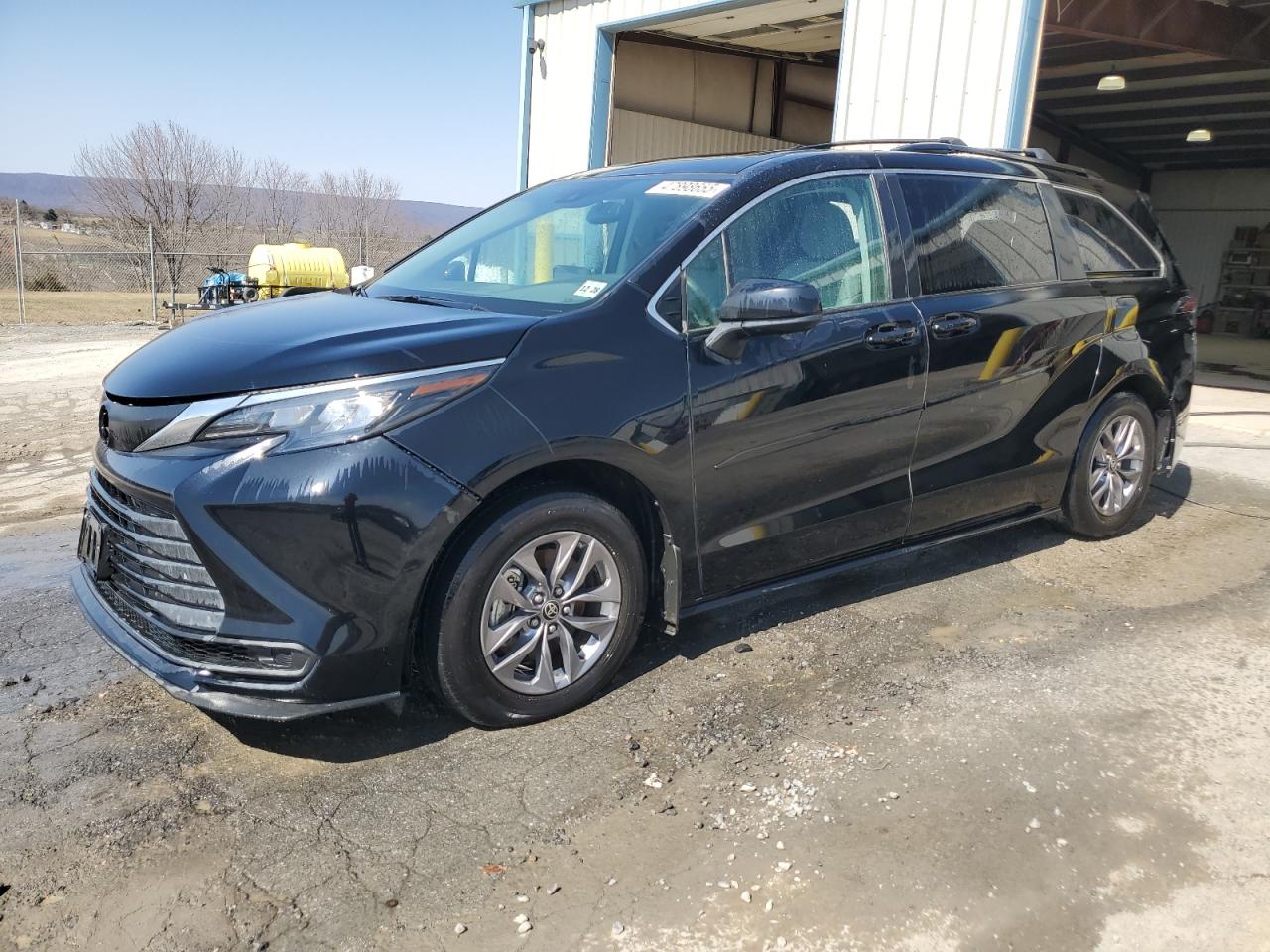TOYOTA SIENNA LE 2024