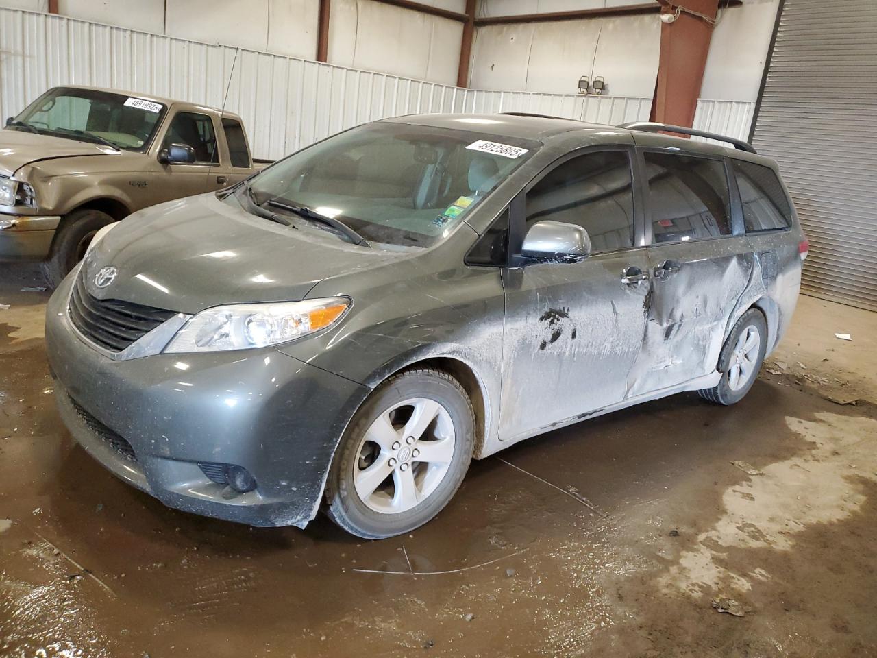 TOYOTA SIENNA LE 2012