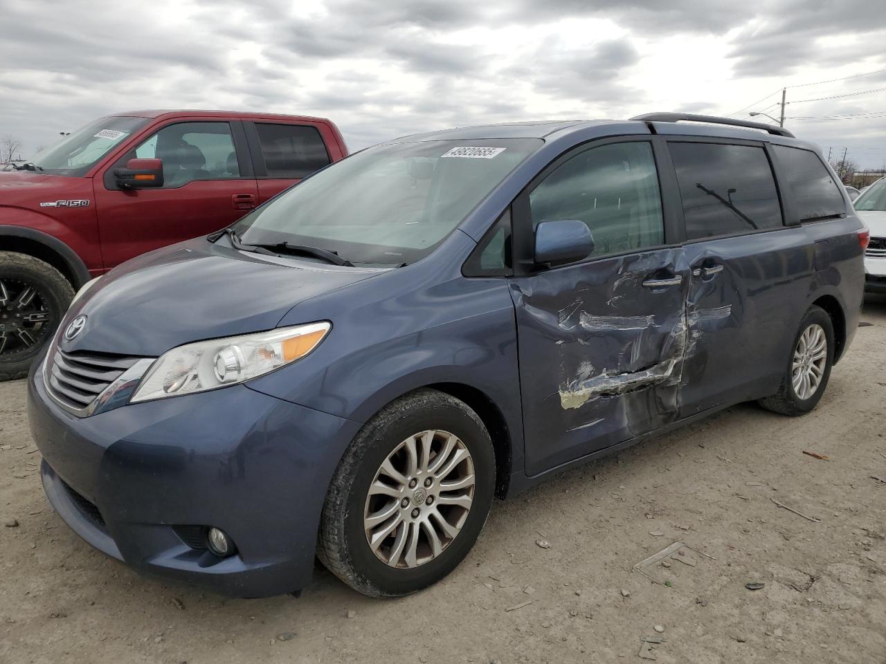 TOYOTA SIENNA XLE 2015