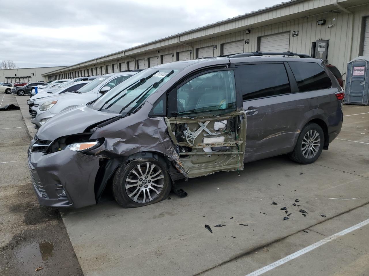 TOYOTA SIENNA XLE 2020