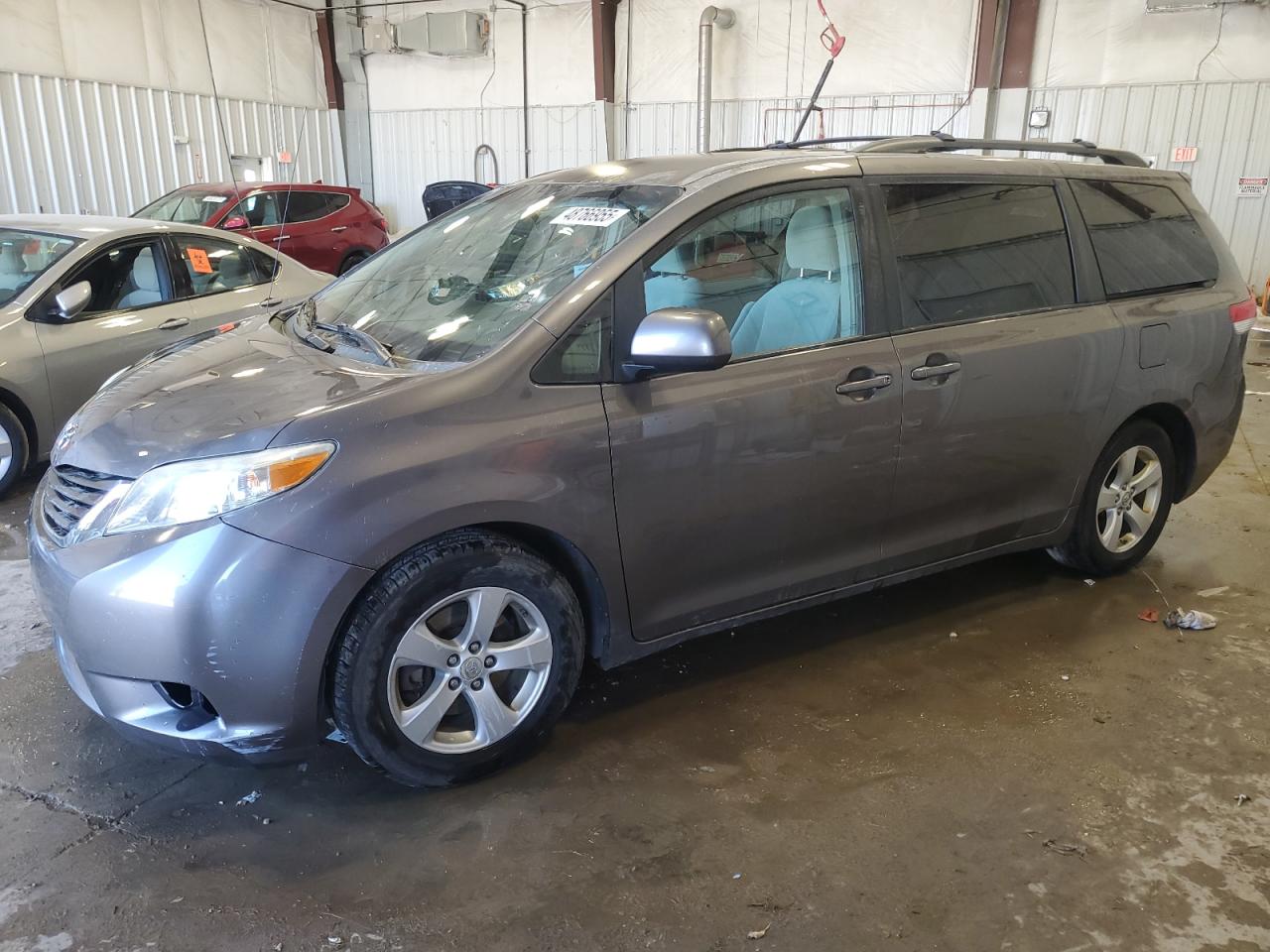 TOYOTA SIENNA LE 2011