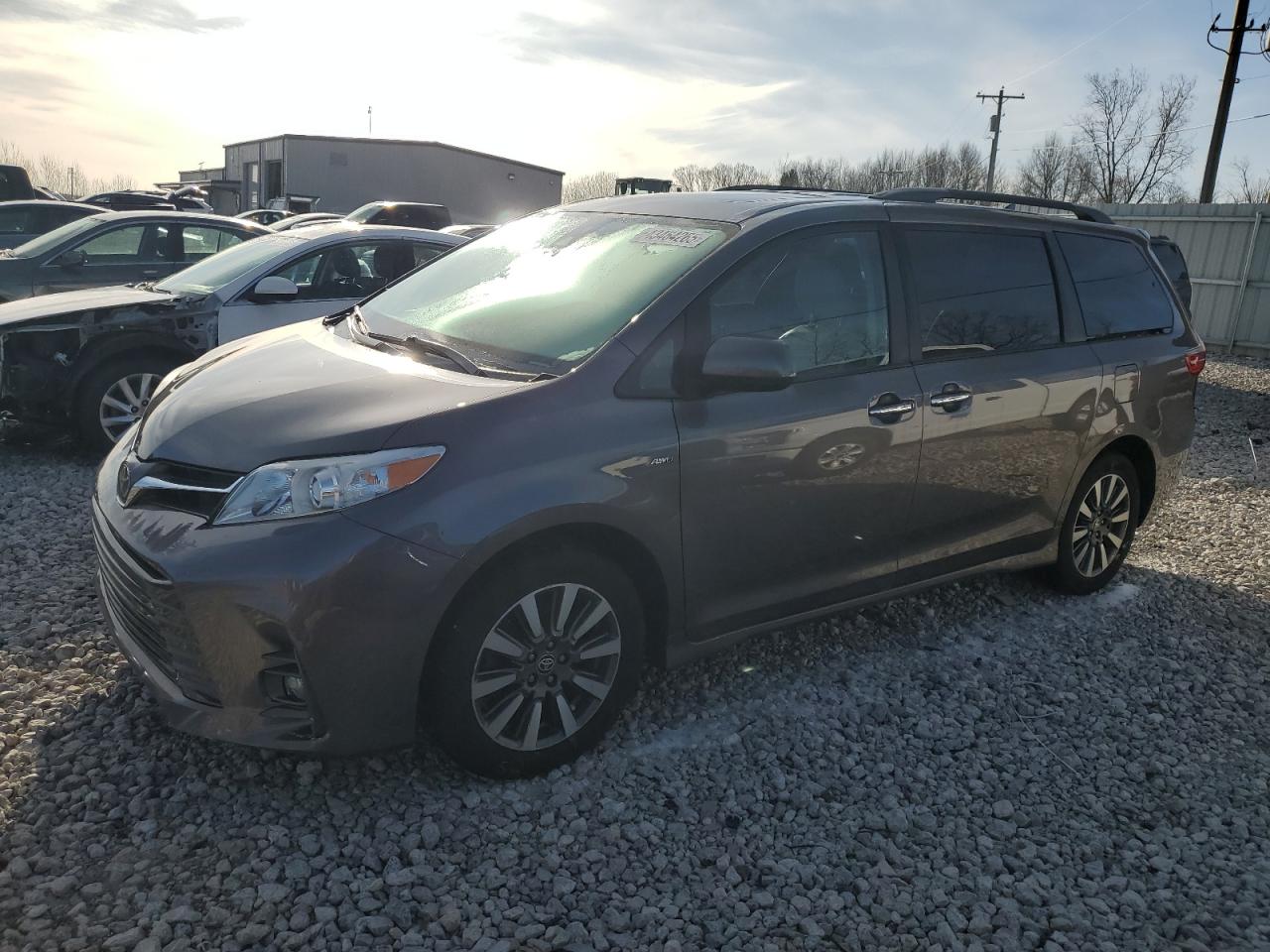 TOYOTA SIENNA XLE 2020