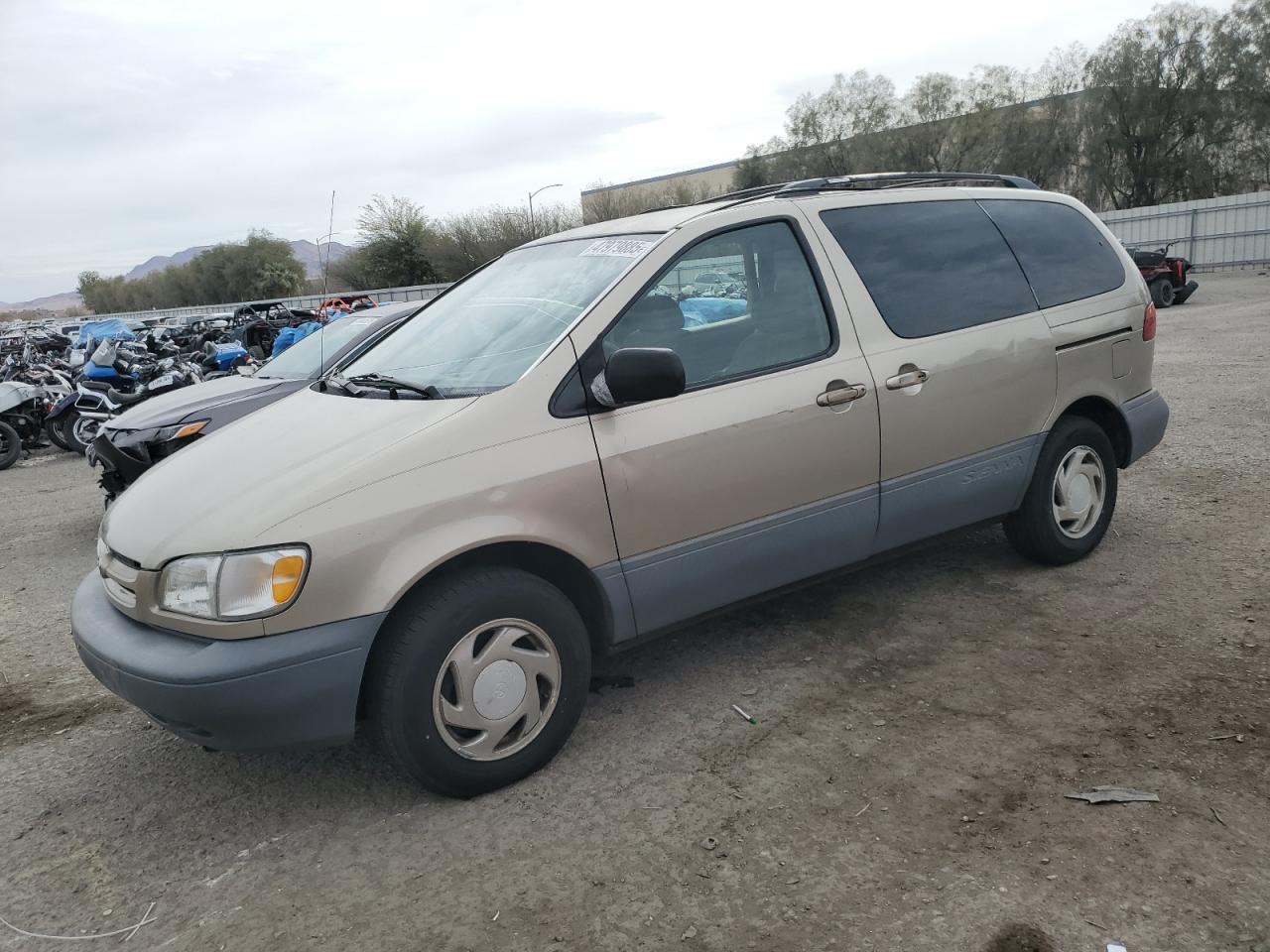 TOYOTA SIENNA LE 2000