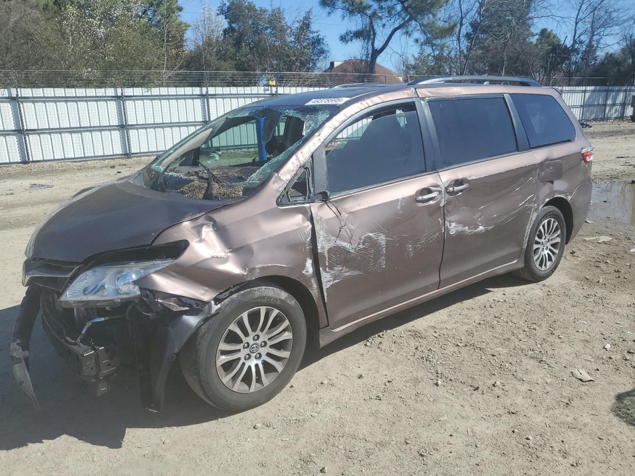 TOYOTA SIENNA XLE 2019