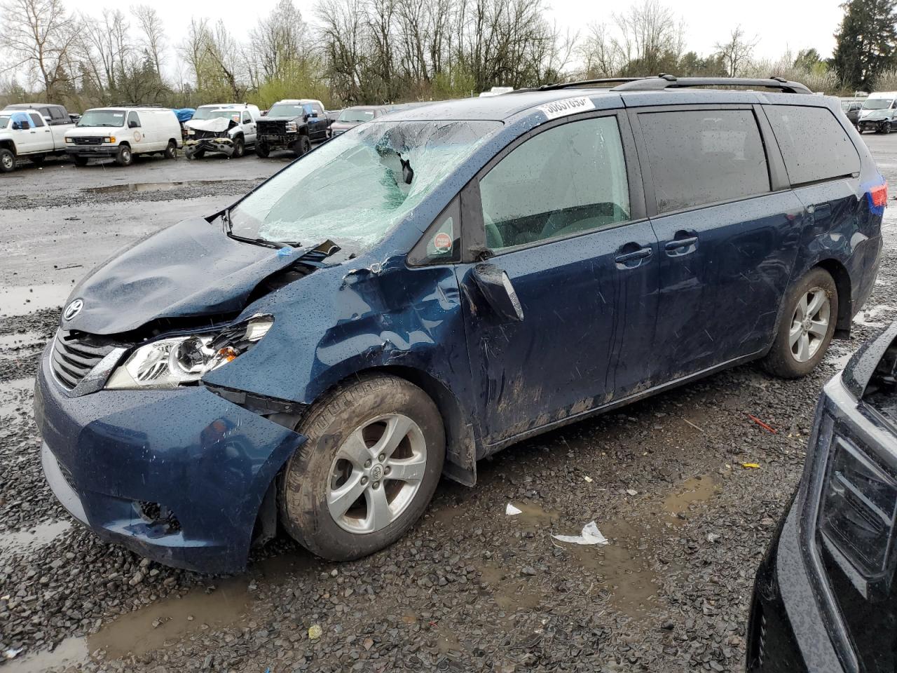 TOYOTA SIENNA LE 2011