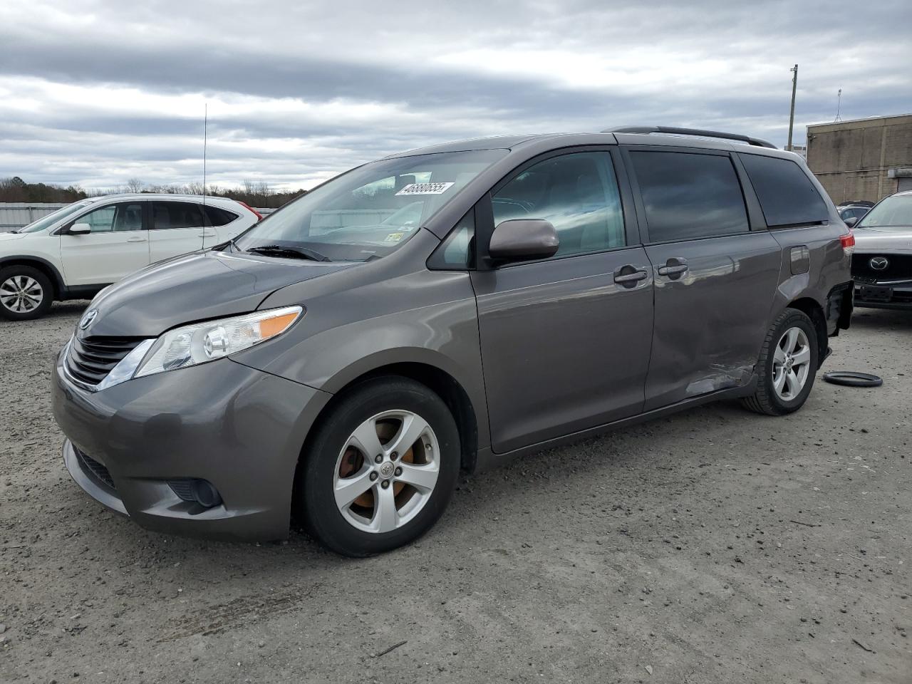 TOYOTA SIENNA LE 2013