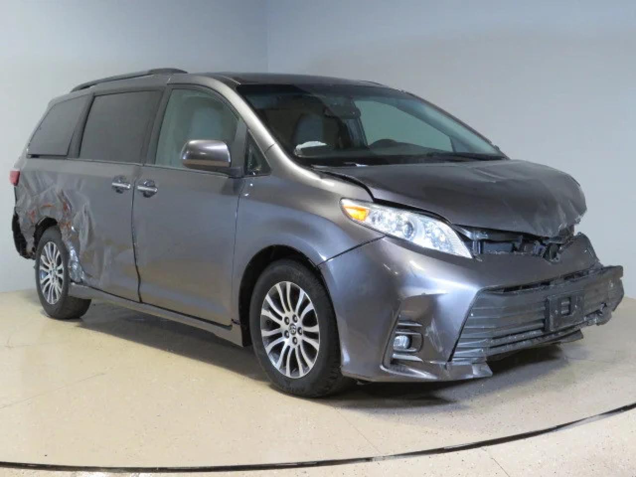 TOYOTA SIENNA XLE 2018